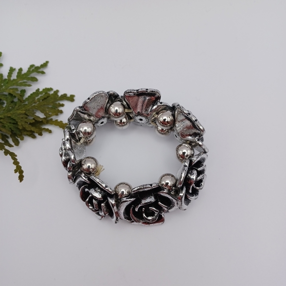 ✨️Rose Bracelet - Silver Toned Plastic - Picture 2 of 4